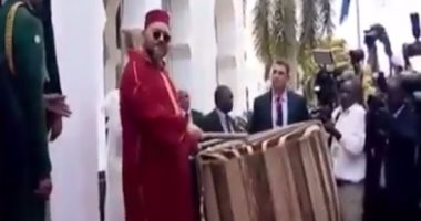 "جنات" تنشر فيديو لملك المغرب محمد السادس يقرع الطبول فى تنزانيا 