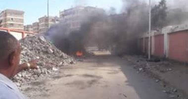 بالصور.. حريق محدود فى إطارات للكاوتشوك خلف مدرسه السلام التجارية ببورسعيد