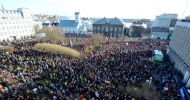 آلاف النساء العاملات فى أيسلندا يتظاهرن احتجاجًا على الفجوة فى الأجور