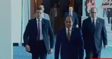 السيسي يغادر قاعة المؤتمر الوطنى الأول للشباب بشرم الشيخ 