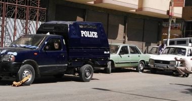 بالصور.. المرور "يكلبش" سيارة شرطة تقف فى مكان مخالف أمام محكمة أسوان