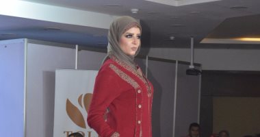 بالصور.. تصميمات جديدة للعباءة فى أول عرض أزياء للمحجبات فى مصر