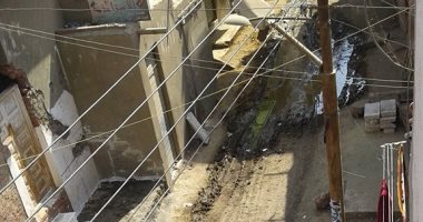 بالصور.. شوارع قرية السنباط بالفيوم تغرق فى مياه الصرف الصحى