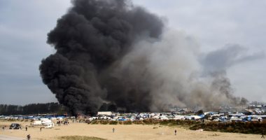 اشتعال النيران بمناطق متفرقة بمخيمات "كاليه" للاجئين بفرنسا