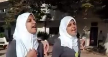 بالفيديو.. طالبتان تبهران رواد مواقع التواصل بشعرهما فى طابور الصباح