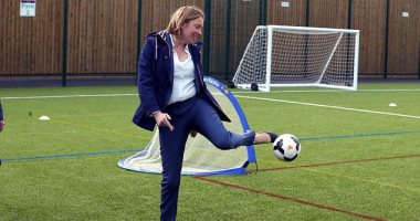 بالفيديو.. وزيرة الرياضة البريطانية تستعرض مهاراتها فى كرة القدم