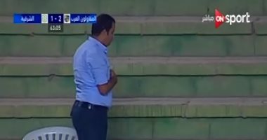 بالفيديو.. مدرب المقاولون يؤدى الصلاة أثناء مباراة فريقه أمام الشرقية 