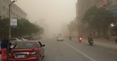 بالفيديو والصور.. عاصفة ترابية تضرب محافظة بنى سويف وتحجب الرؤيا