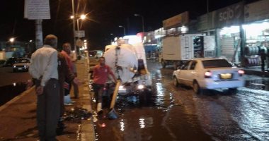 الدفع بسيارات شفط المياه بشوارع السويس لرفع آثار الأمطار