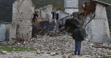 انتشال كلب من تحت أنقاض مبنى تهدم فى زلزال إيطاليا