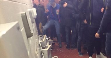 "مراحيض" أولد ترافورد ضحية غضب جماهير السيتى بعد الخسارة أمام يونايتد