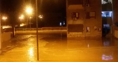 القوات المسلحة تدفع بسيارات لشفط مياه السيول بمدينة رأس غارب