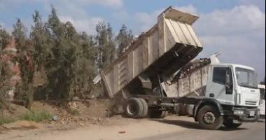 بالصور.. شكوى من إلقاء سيارات مجلس "منيا القمح" للقمامة فى مصرف أبو طبل 