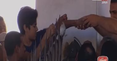 بالفيديو.. "سيخ حديدى" يخترق يد طفل فى ملعب مباراة كفر الشيخ وفاركو