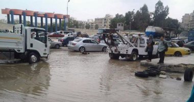 زحام مرورى بسبب كسر ماسورة مياه بطريق الإسكندرية الصحراوى