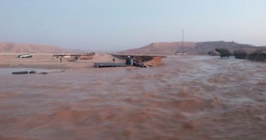 بالصور.. ننشر صورة غرق أتوبيسين وتريلا جرفتهم مياه السيول بطريق قنا سوهاج