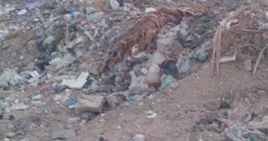 بالفيديو والصور.. أكوام القمامة تهدد حياة أهالى مدينة الخارجة بالوادى الجديد