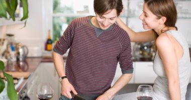 دراسة: دخول المطبخ يجعل الرجال أكثر جاذبية للمرأة