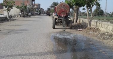 بالصور.. سيارة "كسح" تلقى مياه المجارى على الطريق فى قرية المشرك بالفيوم