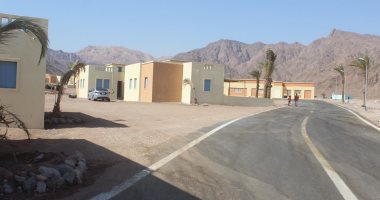 محافظ جنوب سيناء يوزع عقود منازل ومحلات قرية طابا الجديدة على الأهالى