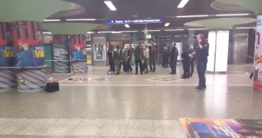 بالفيديو والصور..حادث طعن بمحطة فرانكفورت الألمانية..والشرطة:الجانى هارب