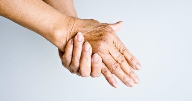 الراحة وعلاجات الالتهاب.. 5 طرق للتخفيف من آلام اليدين