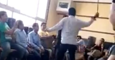 بالفيديو.. مدرس يضرب تلميذا بطريقة وحشية فى إحدى مدارس بورسعيد