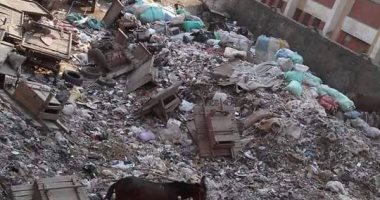 تراكم تلال القمامة بجانب مدرسة صفية زغلول بالهرم