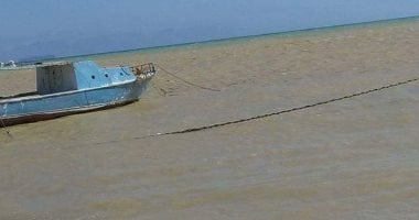 بالصور... قارئ يرصد تحول مياه البحر للون الأصفر برأس غارب بسبب السيول