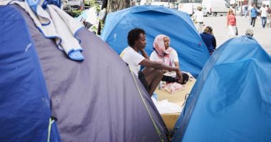 اليونان تنقل مئات اللاجئين من جزيرة ليسبوس إلى البر الرئيسى