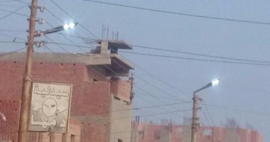 بالصور .. إنارة أعمدة الكهرباء نهاراً فى شوارع قرية قلمشاه الفيوم