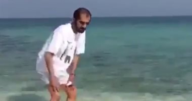 بالفيديو .. حاكم دبى ينجح فى إنقاذ سلحفاة ضخمة بأحد الشواطئ الإماراتية