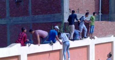 بالفيديو..قفز طلاب مدرسة بورسعيد الثانوية من السور بعد اعتصام مدرسيهم