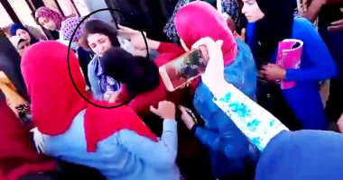 بالفيديو.. طالبة تتهم حارسة أمن جامعة طنطا بتمزيق ملابسها أمام الطلاب