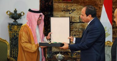 بندر بن فهد يهدى الرئيس السيسى قلادة السياحة العربية الممتازة
