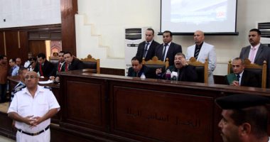  رفع جلسة محاكمة بديع و738 آخرين بـ"فض رابعة" لخلاف بين المحكمة والمحامين