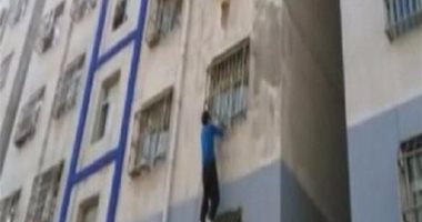 نشطاء يتداولون فيديو لشاب يتسلق عمارة سكنية لإنقاذ طفل