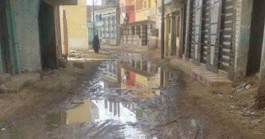 بالصور.. الصرف الصحى يغرق شوارع قرية الفقهاء فى كفر الشيخ