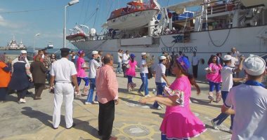 بالفيديو و الصور.. استقبال سياح السفينة "ستار كليبر" بالسمسمية فى ميناء بورسعيد