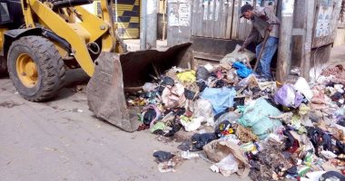حى منشأة ناصر يشن حملة لرفع تلال القمامة بطريق الأوتوستراد وشوارع الدويقة