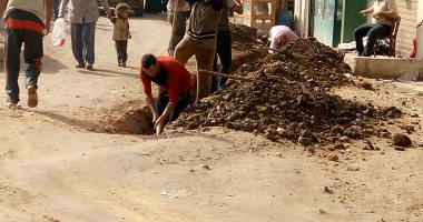 بالصور.. أهالى "بشتيل" يطالبون بإصلاح البنية التحتية قبل رصف الشوارع الجانبية 