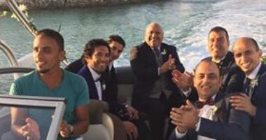 قارئ يشارك بصور مع حسن الرداد يستقل مركبا بصحبة أصدقائه قبل زفافه