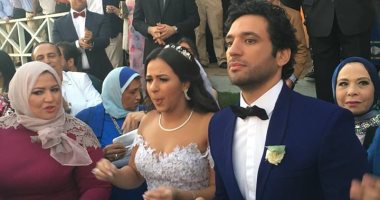 بالفيديو.. حسن الرداد وإيمى سمير غانم يحتفلان بزفافهما بالألعاب النارية