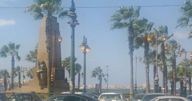 قارئ يشكو من وجود أعمدة إنارة مضاءة نهارا بمحطة الرمل بالإسكندرية