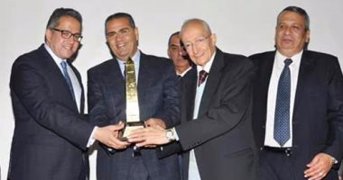 رئيس جامعة المنصورة يحصل على وسام المسلة الذهبية من إتحاد الآثريين العرب 