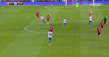 بالفيديو.. لاعب تشيلسى وأرسنال السابق يسير على خطى بيكهام بهدف خيالى