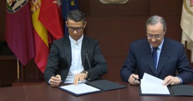 رسميًا.. رونالدو يوقع على عقد التجديد لريال مدريد حتى 2021