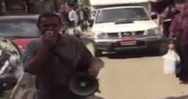 بالفيديو.. مواطن يسير فى طنطا بمكبر صوت ويحذر المواطنين من 11 -11 