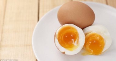 البيض واللوز أفضل أطعمة تعطى شعورا بامتلاء المعدة أطول وقت ممكن