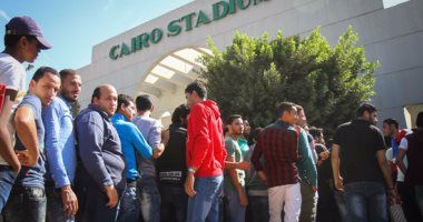 بالفيديو.. الجماهير  أمام استاد القاهرة: "التذاكر فين" بعد تأخير البيع